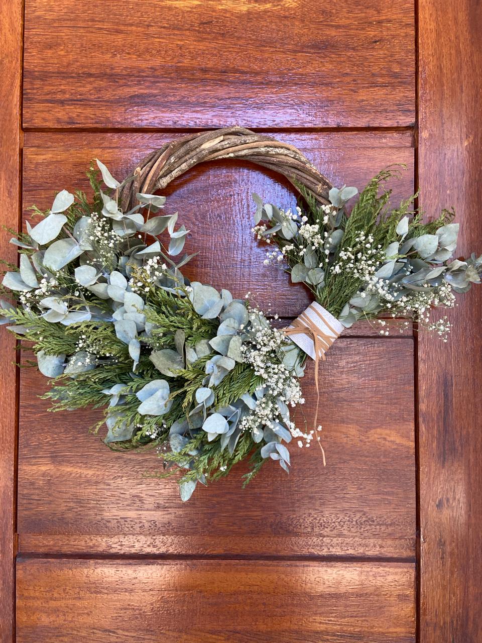 Guirlanda Meio Aro com Acabamento em Couro – Elegância Natural para o Seu Lar