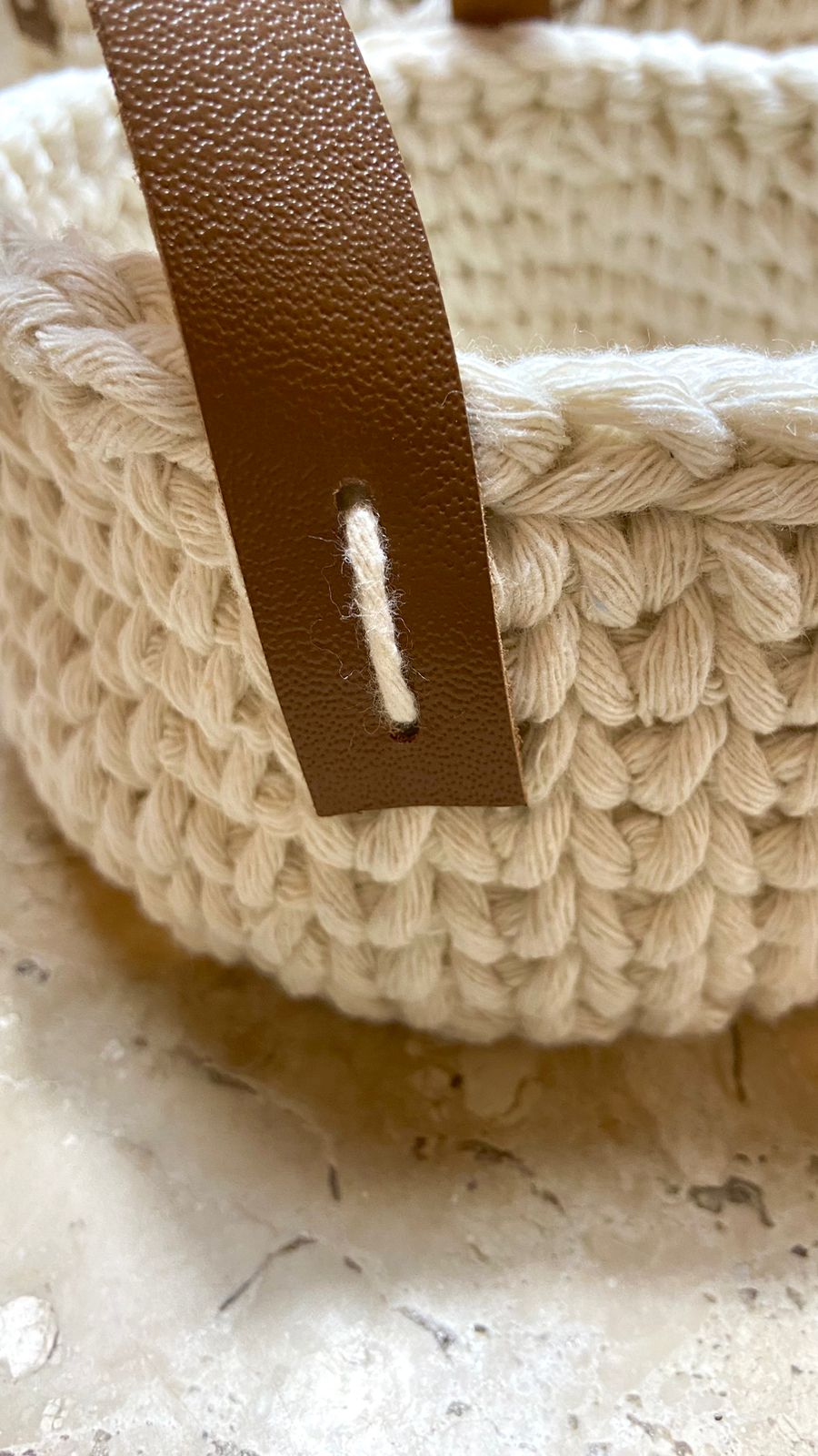 Cesto de Crochê com Alça de Couro e Fio de Macramê