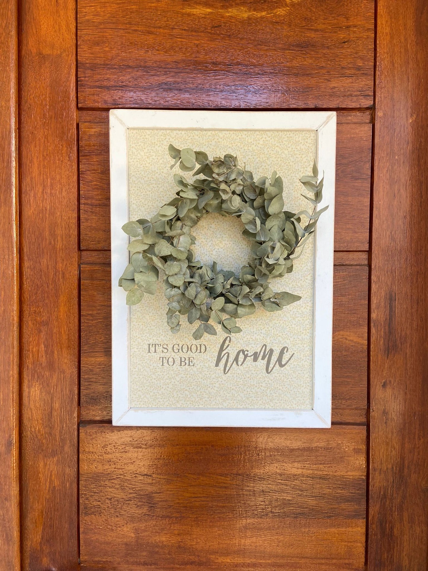 Quadro de Madeira com Guirlanda de Eucalipto