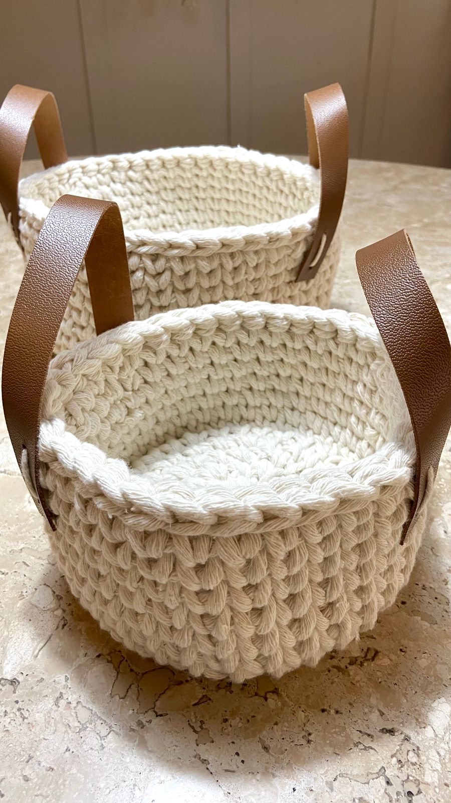 Cesto de Crochê com Alça de Couro e Fio de Macramê