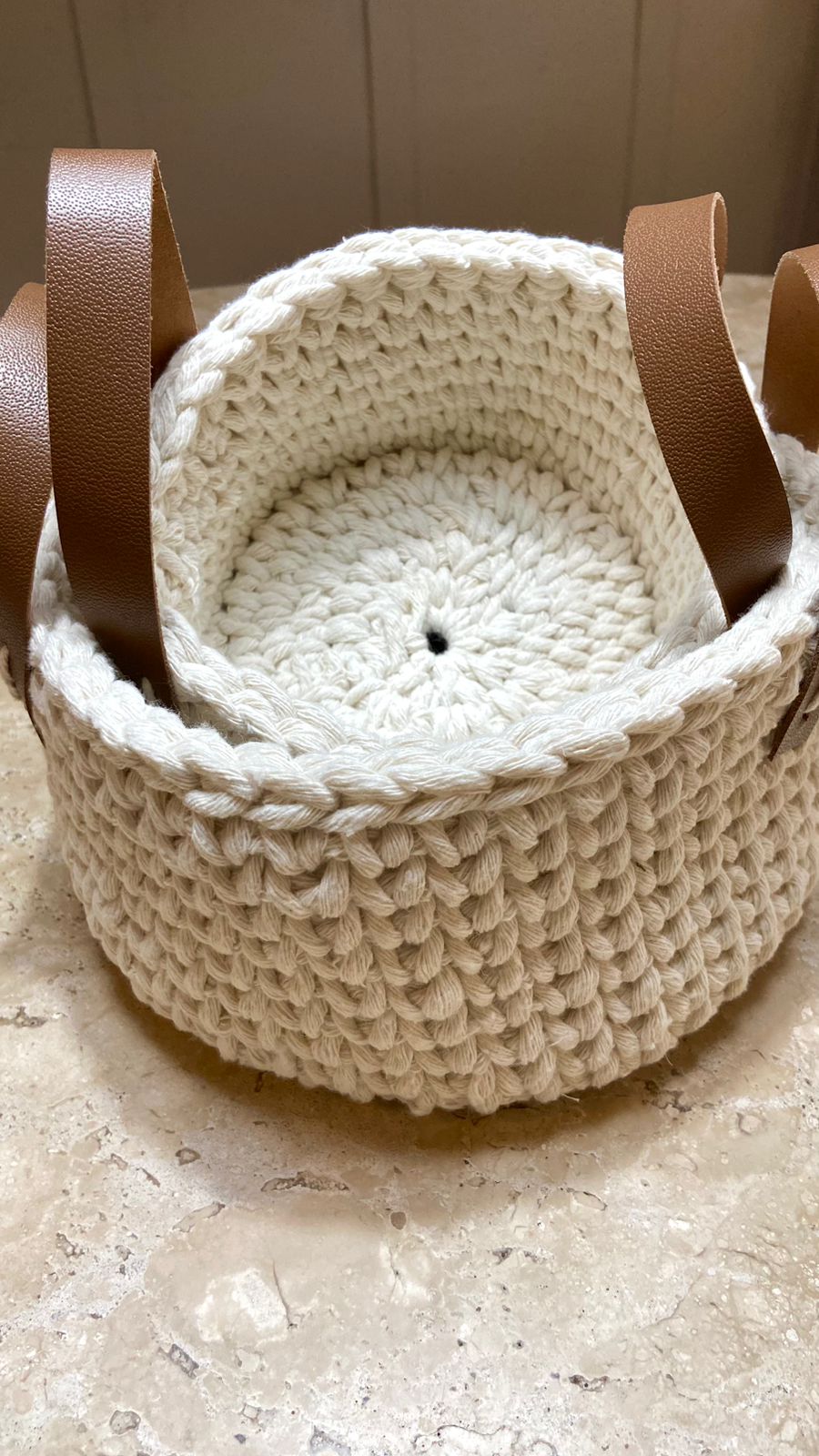 Cesto de Crochê com Alça de Couro e Fio de Macramê