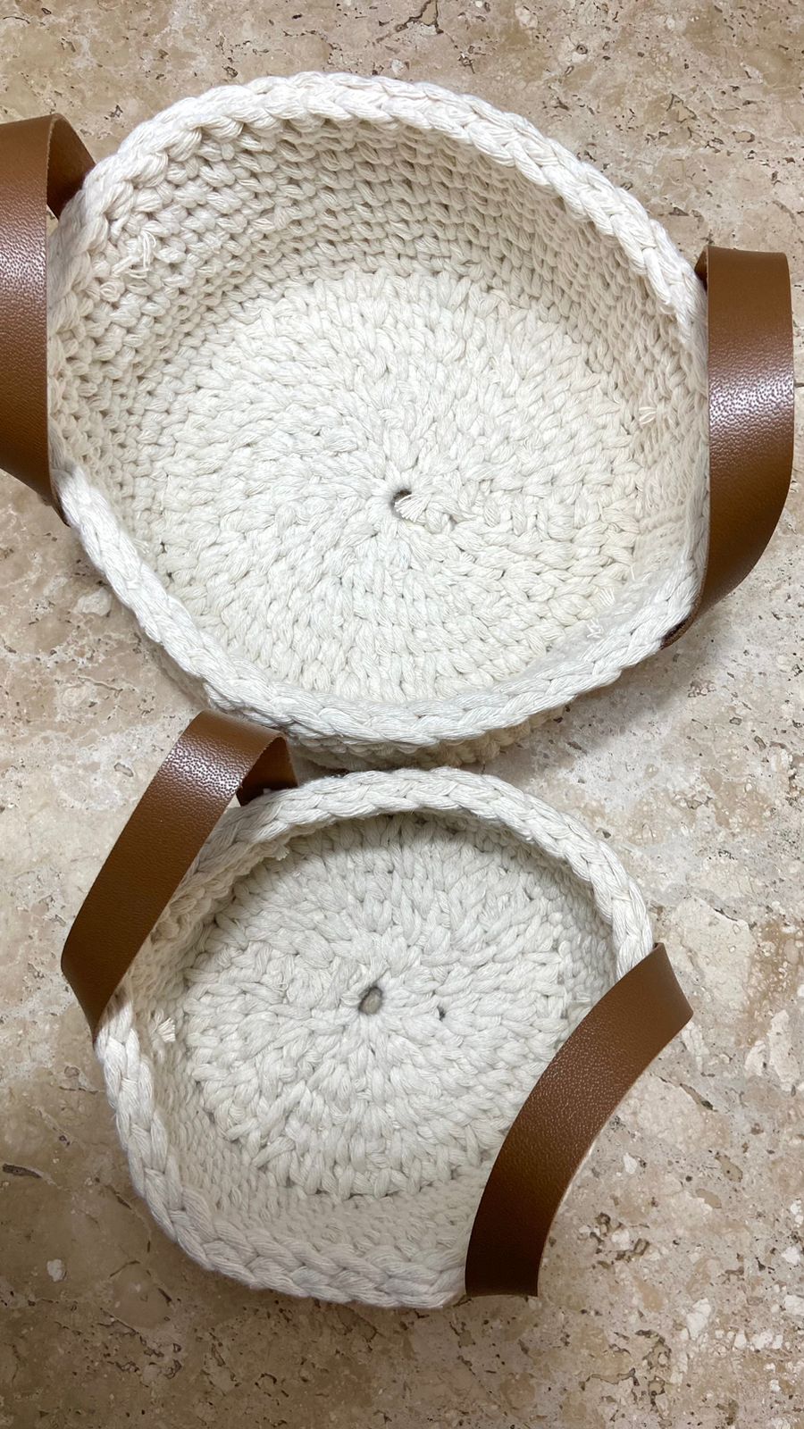 Cesto de Crochê com Alça de Couro e Fio de Macramê