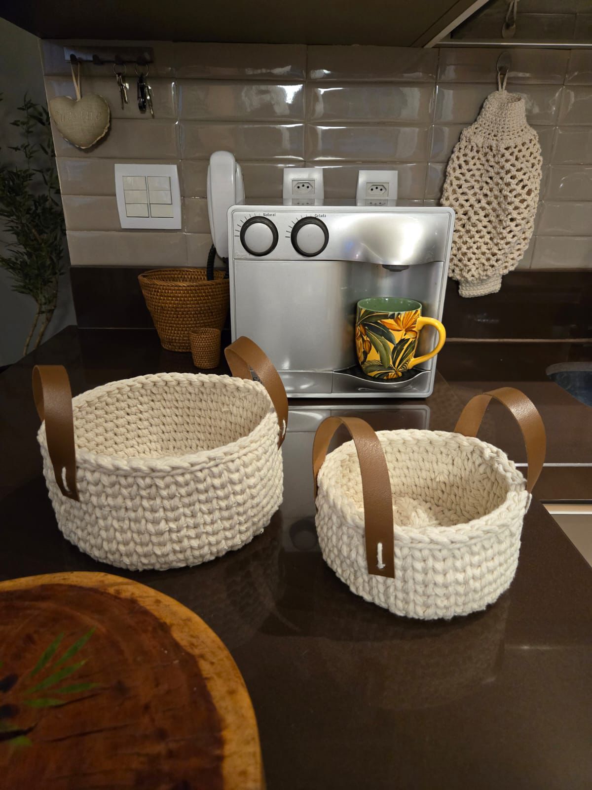 Cesto de Crochê com Alça de Couro e Fio de Macramê