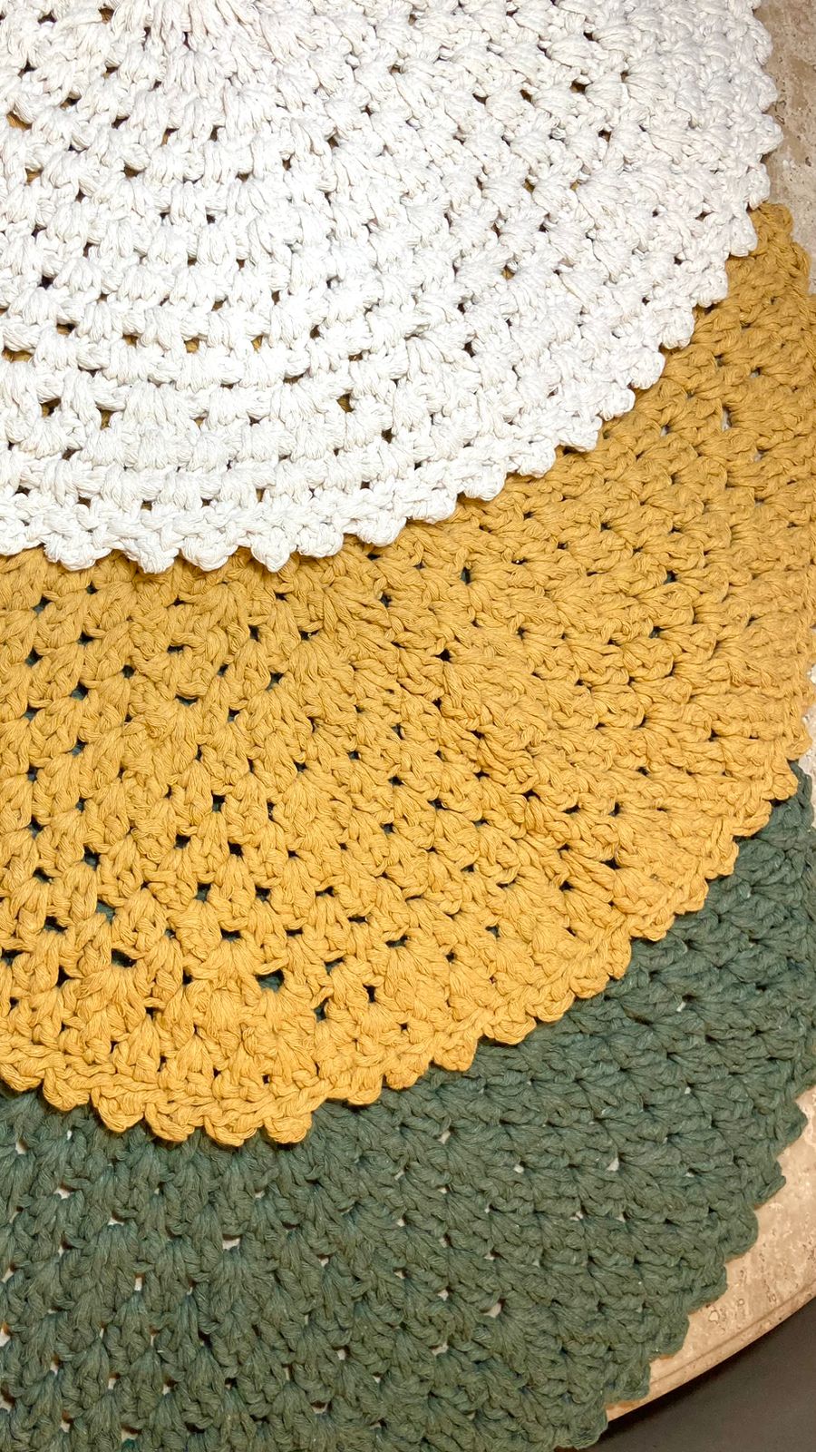 Tapete Redondo de Crochê com Fio de Macramê – Feito à Mão